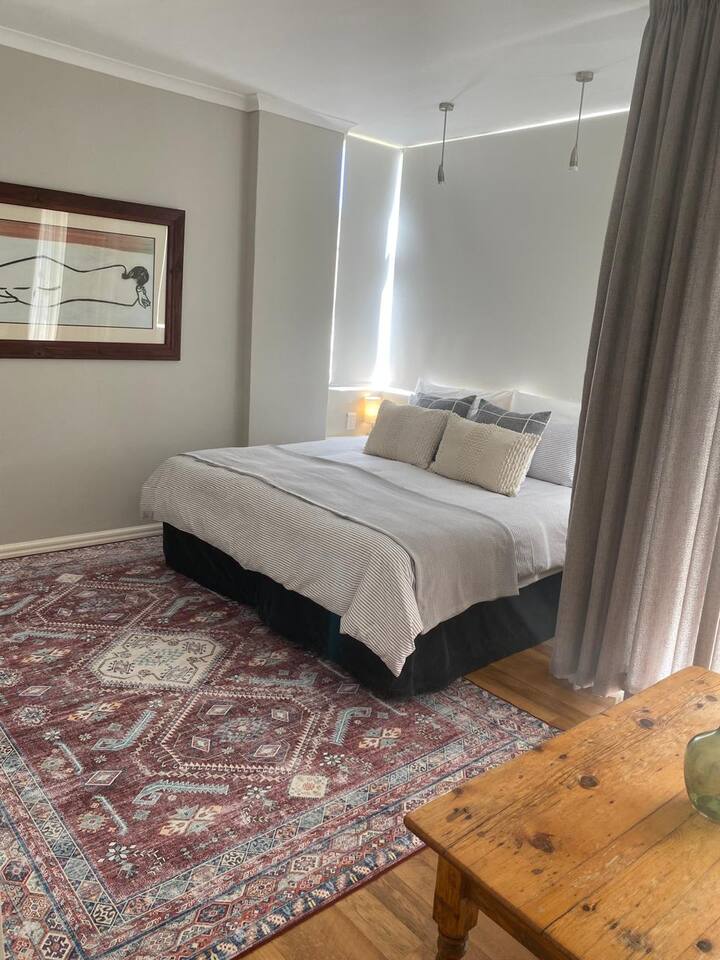 To Let 1 Bedroom Property for Rent in Sea Point Western Cape